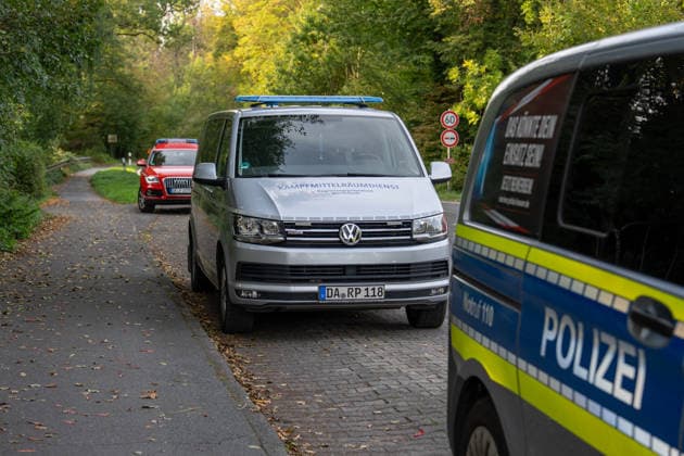 250kg Weltkriegsbombe in Stadtwald gefunden - Sprengung am selben Tag notwendig Am Mittwoch, 07.10.2026, wurde im Bereich des Wildhofs im Offenbacher Stadtwald eine rund 250 Kilogramm schwere Weltkriegsbombe kontrolliert gesprengt. Der Kampfmittelräumdienst beseitigte das Kampfmittel am Nachmittag wie geplant. Zuvor war der Evakuierungsradius auf 300 Meter reduziert worden, sodass das Energiewerk der EVO nicht geräumt werden musste. Auf Heusenstammer Gemarkung waren keine Evakuierungen erforderlich. Die Sperrungen auf der Dietzenbacher Straße und der Landesstraße 3117 wurden aufgehoben. Offenbach am Main Hessen Deutschland