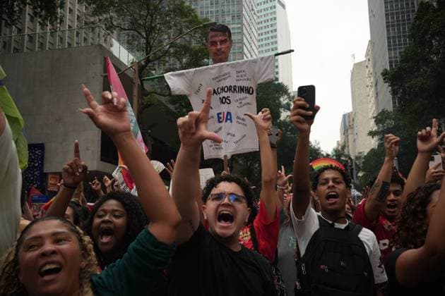 October 7, 2026, Rio De Janeiro, Brazil: RIO DE JANEIRO, BRAZIL, OCTOBER 7, 2026: Students, youth organizations and activists march through central Rio de Janeiro in support of President Luiz Inacio Lula da Silva and against presidential candidate Flavio Bolsonaro ahead of Brazil s presidential runoff. Demonstrators marched from Candelaria to Cinelandia carrying pro-Lula and anti-far-right banners while calling for the defense of democracy, public education and student rights. Lula and Bolsonaro will face each other in the second round of the presidential election on October 25. Photo: JNA PRESS Rio De Janeiro Brazil  - ZUMAq101 20261007_zna_q101_372 Copyright: xMarianaxGreifx