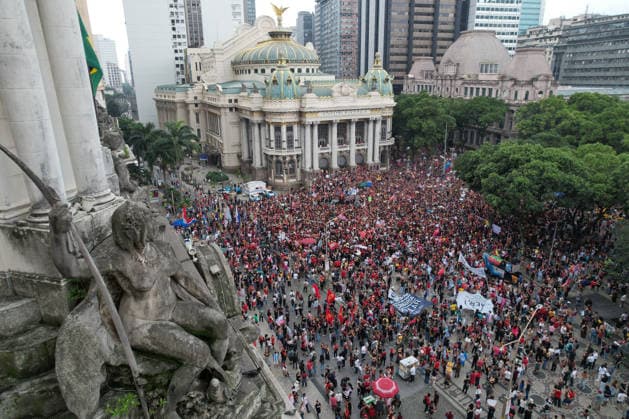 Thousands of demonstrators gathered in downtown Rio de Janeiro RIO DE JANEIRO, BRAZIL - OCTOBER 7: Thousands of demonstrators gathered in downtown in support of presidential candidate Luiz Inacio Lula da Silva (PT) ahead of the second round of Brazil’s presidential election in Rio de Janeiro on October 7, 2026. The demonstration, organized under the name Youth on the Streets for Democracy, began at Candelaria and continued with a march toward Cinelandia. Students gathered at noon for an event organized by the Rio de Janeiro State Students’ Union (UEE-RJ) as a peaceful demonstration in defense of democracy, student rights, education and equality. Fabio Teixeira Anadolu Rio de Janeiro Brazil. Editorial use only. Please get in touch for an  Copyright: x2026xAnadoluxFabioxTeixeirax