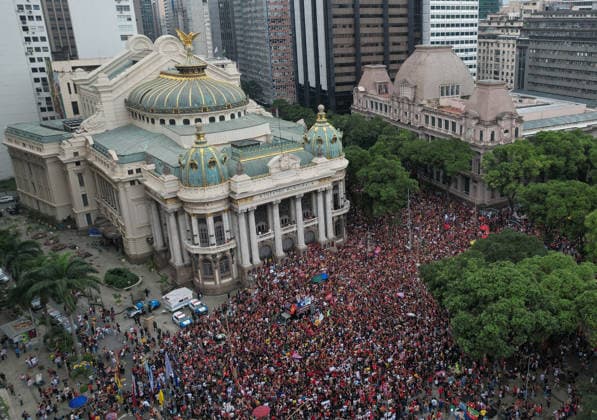 Thousands of demonstrators gathered in downtown Rio de Janeiro RIO DE JANEIRO, BRAZIL - OCTOBER 7: Thousands of demonstrators gathered in downtown in support of presidential candidate Luiz Inacio Lula da Silva (PT) ahead of the second round of Brazil’s presidential election in Rio de Janeiro on October 7, 2026. The demonstration, organized under the name Youth on the Streets for Democracy, began at Candelaria and continued with a march toward Cinelandia. Students gathered at noon for an event organized by the Rio de Janeiro State Students’ Union (UEE-RJ) as a peaceful demonstration in defense of democracy, student rights, education and equality. Fabio Teixeira Anadolu Rio de Janeiro Brazil. Editorial use only. Please get in touch for an  Copyright: x2026xAnadoluxFabioxTeixeirax