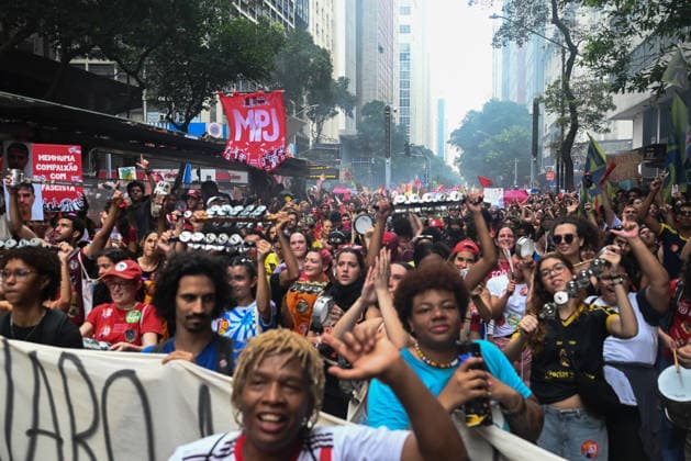 Thousands of demonstrators gathered in downtown Rio de Janeiro RIO DE JANEIRO, BRAZIL - OCTOBER 7: Thousands of demonstrators gathered in downtown in support of presidential candidate Luiz Inacio Lula da Silva (PT) ahead of the second round of Brazil’s presidential election in Rio de Janeiro on October 7, 2026. The demonstration, organized under the name Youth on the Streets for Democracy, began at Candelaria and continued with a march toward Cinelandia. Students gathered at noon for an event organized by the Rio de Janeiro State Students’ Union (UEE-RJ) as a peaceful demonstration in defense of democracy, student rights, education and equality. Fabio Teixeira Anadolu Rio de Janeiro Brazil. Editorial use only. Please get in touch for an  Copyright: x2026xAnadoluxFabioxTeixeirax