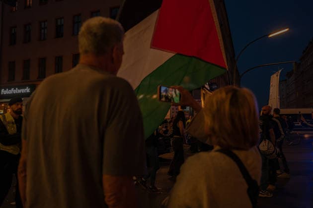 October 7, 2026, Berlin, Germany: Hundereds of pro-palestinian protesters gather in Berlin, Germany, on October 7, 2026. This marks the three-year anniversary of the Hamas led border attacks in Southern Israel. Germany  - ZUMAj167 20261007_zip_j167_028 Copyright: xSvetxJacquelinex