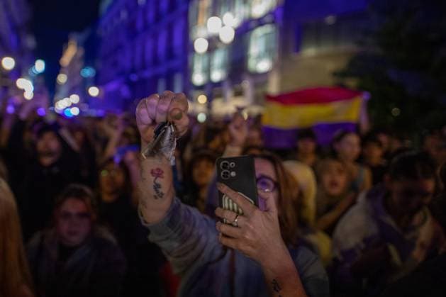 Demonstrations following Maricarmen s death in Madrid, Spain - 7 Oct 2026 Demonstrators protest while mourning the death of Maricarmen. Hundreds of people are demonstrating in central Madrid following the death of Maricarmen—the octogenarian evicted from her apartment after it was purchased by a real estate investment fund—an event that has sparked protests across Spain and contributed to the call for early elections. Madrid Spain Copyright: xDavidxCanalesx xSOPAxImagesx David-Canales-1456739