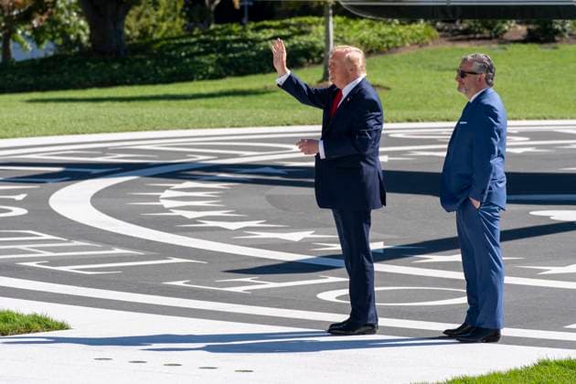 Trump Departs White House in Washington, USA - 7 Oct 26 President Donald Trump, joined by Sen. Ted Cruz, waves to supporters before departing on Marine One from the South Lawn of the White House. Trump was enroute to a campaign event in San Antonio, Texas. Washington United States Copyright: xJenxGolbeckx xSOPAxImagesx Jen-Golbeck-1456730