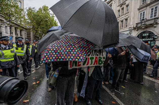 Pro-Israeil counter protestors challenge pro-Palestine demonstrators in London, UK - 7 OCT 2026. Pro-Palestine activists from London universities seen shielding themselves behind a protective wall of umbrellas on their march through central London. Pro-Palestine activists from Central London Universities chose the 3rd anniversary of the October 7th attack by Hamas to protest against Israel’s war on Gaza. They clashed en route with pro-Israeli counter protestors. The demonstration was arranged by an inter-uni coalition that includes King’s College and LSE. London United Kingdom Copyright: xLabxMox xSOPAxImagesx LabMO_Oct_7th_Uni_Protest_SOPA_6