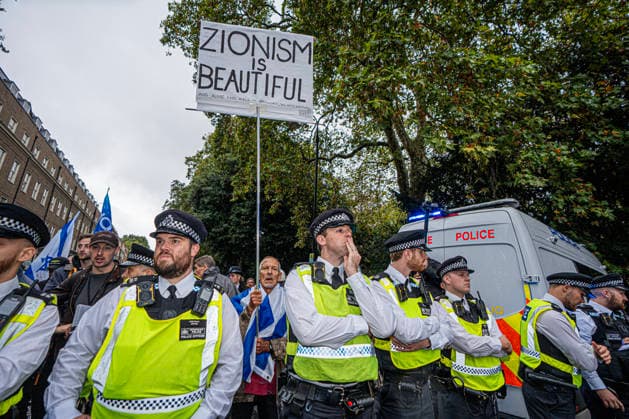 Pro-Israeil counter protestors challenge pro-Palestine demonstrators in London, UK - 7 OCT 2026. A police cordon separates pro-Israeli counter-protestors from pro-Palestine demonstrators on the 3rd anniversary of Hamas attack. Pro-Palestine activists from Central London Universities chose the 3rd anniversary of the October 7th attack by Hamas to protest against Israel’s war on Gaza. They clashed en route with pro-Israeli counter protestors. The demonstration was arranged by an inter-uni coalition that includes King’s College and LSE. London United Kingdom Copyright: xLabxMox xSOPAxImagesx LabMO_Oct_7th_Uni_Protest_SOPA_32