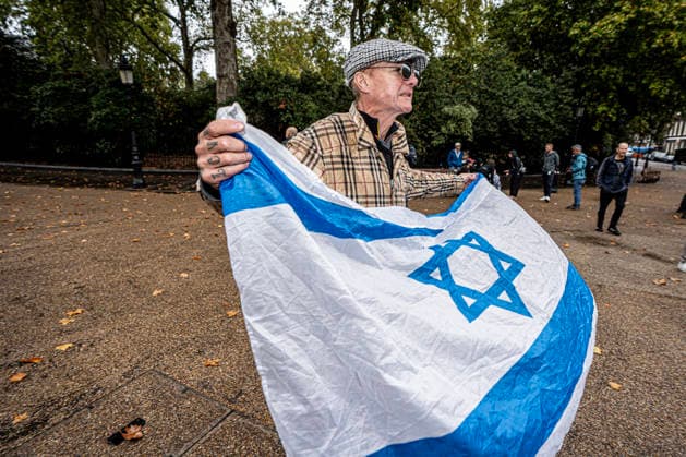 Pro-Israeil counter protestors challenge pro-Palestine demonstrators in London, UK - 7 OCT 2026. A old man seen holding a flag (Israeli flag) during the protest . Pro-Palestine activists from Central London Universities chose the 3rd anniversary of the October 7th attack by Hamas to protest against Israel’s war on Gaza. They clashed en route with pro-Israeli counter protestors. The demonstration was arranged by an inter-uni coalition that includes King’s College and LSE. London United Kingdom Copyright: xLabxMox xSOPAxImagesx LabMO_Oct_7th_Uni_Protest_SOPA_38