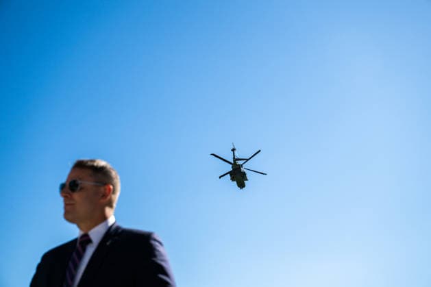 WASHINGTON, DC - OCT. 7: A Secret Service agent stands guard as Marine One, with United States President Donald J Trump aboard, departs the on the South Lawn of the White House in Washington, DC, USA, en route to a campaign rally in San Antonio, Texas on Wednesday, October 7, 2026. Copyright: xAnnabellexGordon PoolxviaxCNPx MediaPunchx