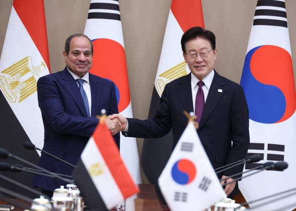 S. Korea-Egypt summit S. Korea-Egypt summit South Korean President Lee Jae Myung (R) poses for a photo with Egyptian President Abdel Fattah El-Sisi prior to their summit talks at the presidential office Cheong Wa Dae in Seoul on Oct. 8, 2026. (Yonhap) 2026-10-08 11:27:35 <Copyright ¨Ï 1980-2026 YONHAPNEWS AGENCY. .> ¼­¿ïÆ¯º°½Ã EDITORIAL USE ONLY  Copyright: xx Korea-Egypt ???x yonphotos257508