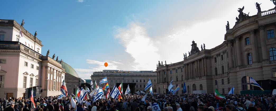 Gedenkfeier auf dem Bebelplatz in Berlin-Mitte, Zentrum der deutschen Hauptstadt;Gedenkveranstaltung 3. Jahrestag Terroranschlag der Hamas in Israel 7. Oktober. Nie vergessen. Niemals schweigen., Berlin Berlin Deutschland Bebelplatz