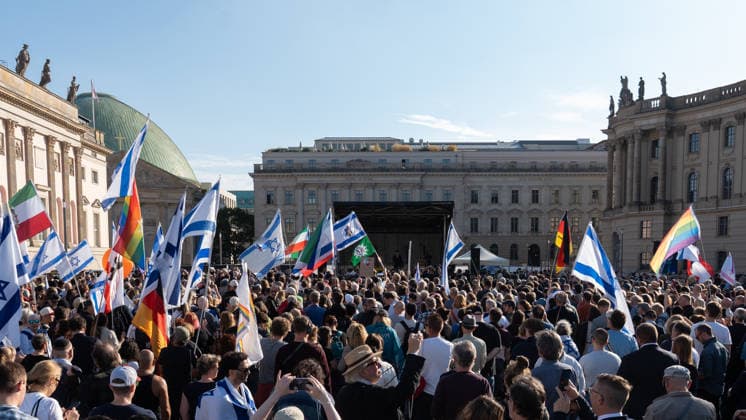 Gedenkfeier auf dem Bebelplatz in Berlin-Mitte, Zentrum der deutschen Hauptstadt;Gedenkveranstaltung 3. Jahrestag Terroranschlag der Hamas in Israel 7. Oktober. Nie vergessen. Niemals schweigen., Berlin Berlin Deutschland Bebelplatz
