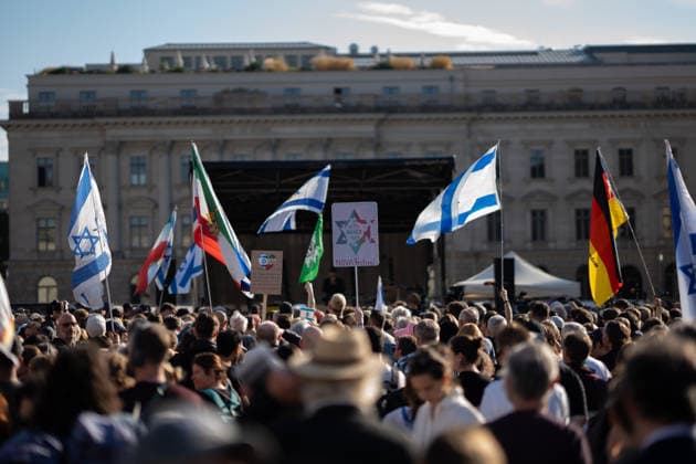 Gedenkfeier auf dem Bebelplatz in Berlin-Mitte, Zentrum der deutschen Hauptstadt;Gedenkveranstaltung 3. Jahrestag Terroranschlag der Hamas in Israel 7. Oktober. Nie vergessen. Niemals schweigen., Berlin Berlin Deutschland Bebelplatz