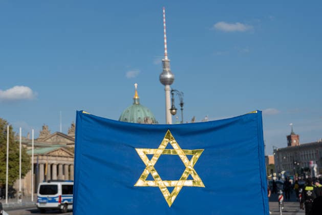 Gedenkfeier auf dem Bebelplatz in Berlin-Mitte, Zentrum der deutschen Hauptstadt;Gedenkveranstaltung 3. Jahrestag Terroranschlag der Hamas in Israel 7. Oktober. Nie vergessen. Niemals schweigen., Berlin Berlin Deutschland Bebelplatz
