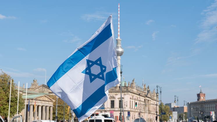 Gedenkfeier auf dem Bebelplatz in Berlin-Mitte, Zentrum der deutschen Hauptstadt;Gedenkveranstaltung 3. Jahrestag Terroranschlag der Hamas in Israel 7. Oktober. Nie vergessen. Niemals schweigen., Berlin Berlin Deutschland Bebelplatz