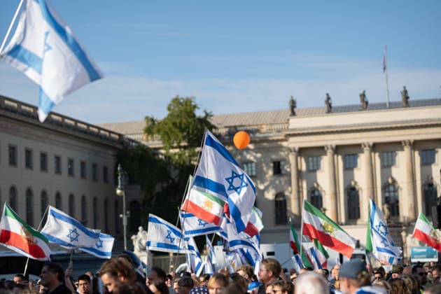 Gedenkfeier auf dem Bebelplatz in Berlin-Mitte, Zentrum der deutschen Hauptstadt;Gedenkveranstaltung 3. Jahrestag Terroranschlag der Hamas in Israel 7. Oktober. Nie vergessen. Niemals schweigen., Berlin Berlin Deutschland Bebelplatz