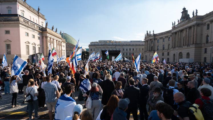 Gedenkfeier auf dem Bebelplatz in Berlin-Mitte, Zentrum der deutschen Hauptstadt;Gedenkveranstaltung 3. Jahrestag Terroranschlag der Hamas in Israel 7. Oktober. Nie vergessen. Niemals schweigen., Berlin Berlin Deutschland Bebelplatz