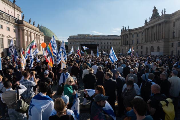 Gedenkfeier auf dem Bebelplatz in Berlin-Mitte, Zentrum der deutschen Hauptstadt;Gedenkveranstaltung 3. Jahrestag Terroranschlag der Hamas in Israel 7. Oktober. Nie vergessen. Niemals schweigen., Berlin Berlin Deutschland Bebelplatz