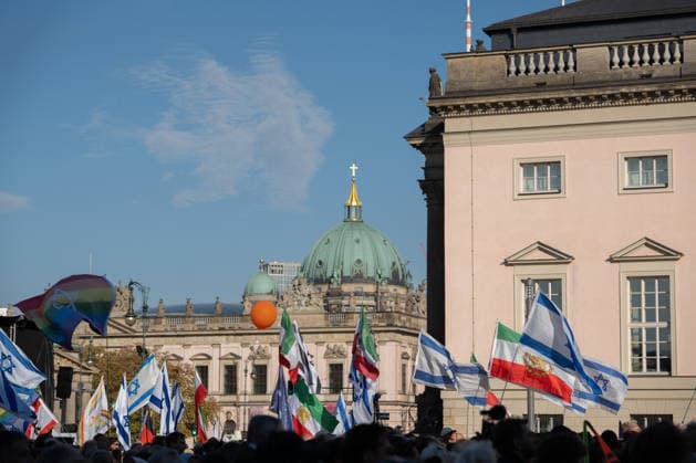 Gedenkfeier auf dem Bebelplatz in Berlin-Mitte, Zentrum der deutschen Hauptstadt;Gedenkveranstaltung 3. Jahrestag Terroranschlag der Hamas in Israel 7. Oktober. Nie vergessen. Niemals schweigen., Berlin Berlin Deutschland Bebelplatz