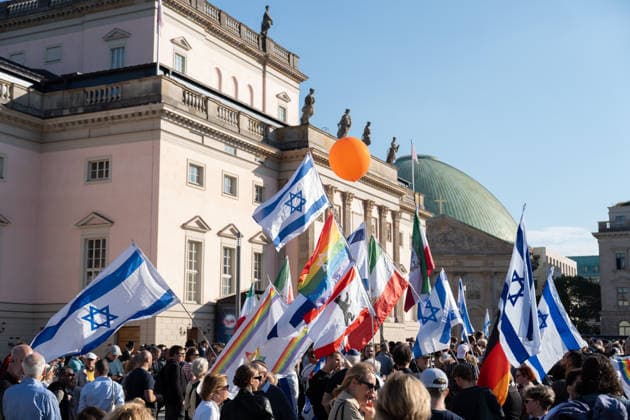 Gedenkfeier auf dem Bebelplatz in Berlin-Mitte, Zentrum der deutschen Hauptstadt;Gedenkveranstaltung 3. Jahrestag Terroranschlag der Hamas in Israel 7. Oktober. Nie vergessen. Niemals schweigen., Berlin Berlin Deutschland Bebelplatz
