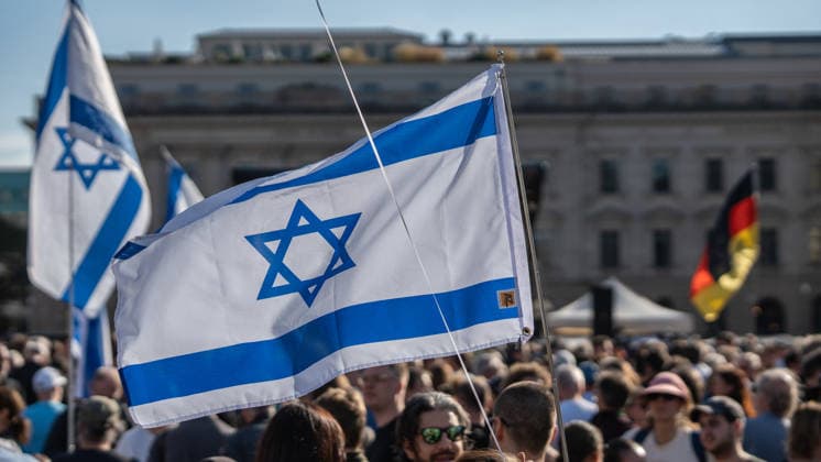 Gedenkfeier auf dem Bebelplatz in Berlin-Mitte, Zentrum der deutschen Hauptstadt;Gedenkveranstaltung 3. Jahrestag Terroranschlag der Hamas in Israel 7. Oktober. Nie vergessen. Niemals schweigen., Berlin Berlin Deutschland Bebelplatz