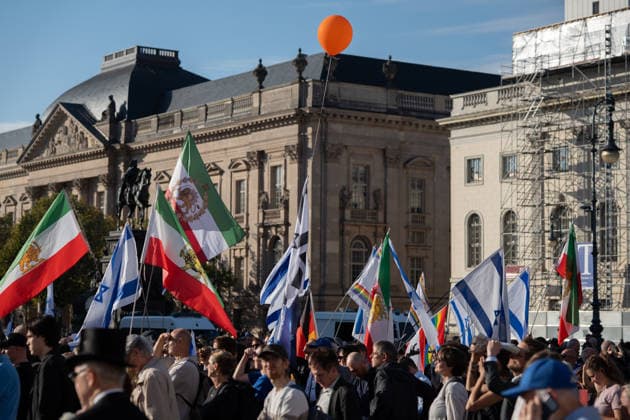 Gedenkfeier auf dem Bebelplatz in Berlin-Mitte, Zentrum der deutschen Hauptstadt;Gedenkveranstaltung 3. Jahrestag Terroranschlag der Hamas in Israel 7. Oktober. Nie vergessen. Niemals schweigen., Berlin Berlin Deutschland Bebelplatz