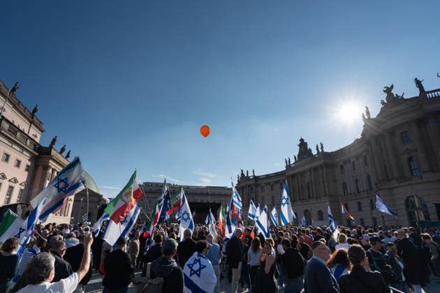 Gedenkfeier auf dem Bebelplatz in Berlin-Mitte, Zentrum der deutschen Hauptstadt;Gedenkveranstaltung 3. Jahrestag Terroranschlag der Hamas in Israel 7. Oktober. Nie vergessen. Niemals schweigen., Berlin Berlin Deutschland Bebelplatz