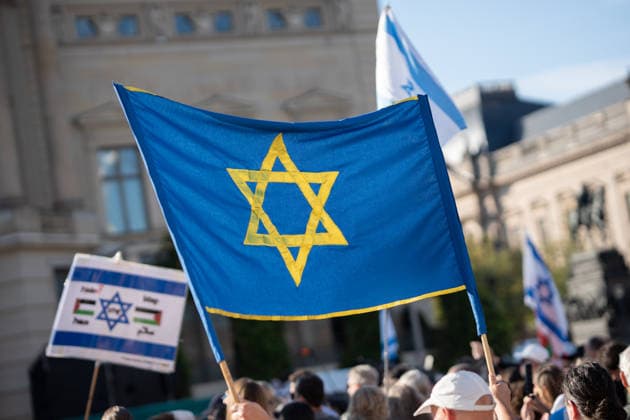 Gedenkfeier auf dem Bebelplatz in Berlin-Mitte, Zentrum der deutschen Hauptstadt;Gedenkveranstaltung 3. Jahrestag Terroranschlag der Hamas in Israel 7. Oktober. Nie vergessen. Niemals schweigen., Berlin Berlin Deutschland Bebelplatz