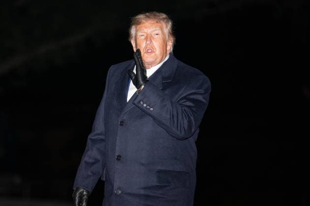 October 8, 2026, Washington, District Of Columbia, United States: President DONALD TRUMP walks across the South Lawn of the White House after arriving aboard Marine One following a trip to San Antonio, Texas, where he attended a campaign rally ahead of the November midterm elections. Washington United States  - ZUMAk206 20261008_znp_k206_017 Copyright: xMattxKaminskyx