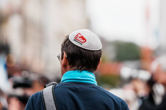 Kundgebung in Düsseldorf zum Jahrestag des Terrorangriffs der Hamas auf Israel am 7. Oktober 2023 und gegen Antisemitismus, Mann mit Kippa, Chabad Düsseldorf Copyright: xThiemoxRudolphx
