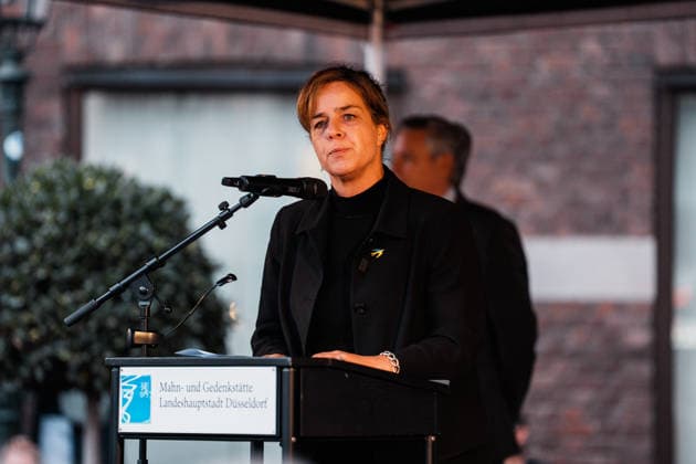 Kundgebung in Düsseldorf zum Jahrestag des Terrorangriffs der Hamas auf Israel am 7. Oktober 2023 und gegen Antisemitismus, Rede Mona Neubaur (stellv. NRW - Ministerpräsidentin, Wirtschaftsministerin, Grüne) Copyright: xThiemoxRudolphx