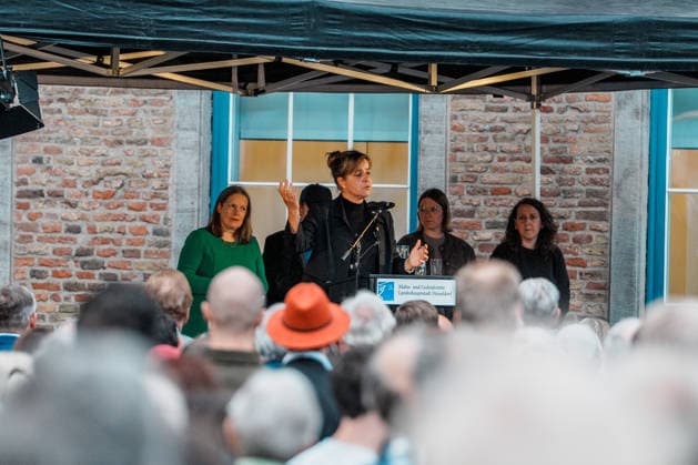 Kundgebung in Düsseldorf zum Jahrestag des Terrorangriffs der Hamas auf Israel am 7. Oktober 2023 und gegen Antisemitismus, Rede Mona Neubaur (stellv. NRW - Ministerpräsidentin, Wirtschaftsministerin, Grüne) Copyright: xThiemoxRudolphx
