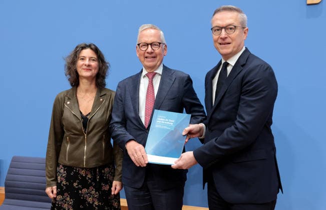 Prof. Dr. Sabine Kuhlmann, stv. Vorsitzende des NKR, Lutz Goebel, Vorsitzender des Nationalen Normenkontrollrats, Dr. Karsten Wildberger, Bundesminister für Digitalisierung und Staatsmodernisierung (BMDS), PK zu - Jahresbericht des Nationalen Normenkontrollrats zum Bürokratieabbau, Berlin, 08.10.2026