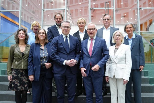 Bundespressekonferenz, Jahresbericht des Nationalen Normenkontrollrat (NKR) zum Buerokratieabbau Gruppenbild der Mitglieder und Vorsitzenden des Normenkontrollrat mit Karsten WIldberger (Bundesminister fuer Digitales und Staatsmodernisierung)bei der Vorstellung des Jahresbericht des Nationalen Normenkontrollrat (NKR) zum Buerokratieabbau in der Bundespressekonferenz, Berlin, 08.10.2026 Berlin Berlin Deutschland