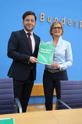 Bundespressekonferenz, Vorstellung des Gruenen Leitantrages - Unser Plan für Deutschland Felix Banaszak (Gruene) gemeinsam mit Franziska Brantner (Gruene) zeigen die beiden Vorsitzenden die Papierform des Leitantrages bei der Vorstellung des Gruenen Leitantrages - Unser Plan für Deutschland in der Bundespressekonferenz, Berlin, 08.10.2026 Berlin Berlin Deutschland