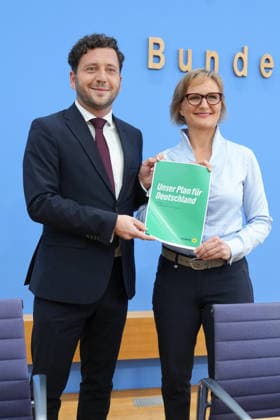 Bundespressekonferenz, Vorstellung des Gruenen Leitantrages - Unser Plan für Deutschland Felix Banaszak (Gruene) gemeinsam mit Franziska Brantner (Gruene) zeigen die beiden Vorsitzenden die Papierform des Leitantrages bei der Vorstellung des Gruenen Leitantrages - Unser Plan für Deutschland in der Bundespressekonferenz, Berlin, 08.10.2026 Berlin Berlin Deutschland