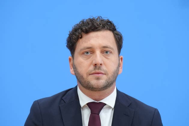 Bundespressekonferenz, Vorstellung des Gruenen Leitantrages - Unser Plan für Deutschland Felix Banaszak (Gruene) bei der Vorstellung des Gruenen Leitantrages - Unser Plan für Deutschland in der Bundespressekonferenz, Berlin, 08.10.2026 Berlin Berlin Deutschland
