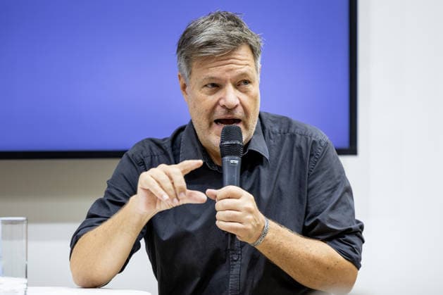 Robert Habeck auf der Frankfurter Buchmesse 2026 08.10.2026: Der ehemalige Bundeswirtschaftsminister und Vizekanzler Robert Habeck (Bündnis 90 Die Grünen) stellt am Donnerstag auf der Bühne der ZEIT im Rahmen der Frankfurter Buchmesse 2026 sein Buch Arctic Meltdown vor. Im Gespräch mit einer Moderatorin spricht Habeck vor Publikum über seine Veröffentlichung. Frankfurt am Main Messe Hessen Deutschland