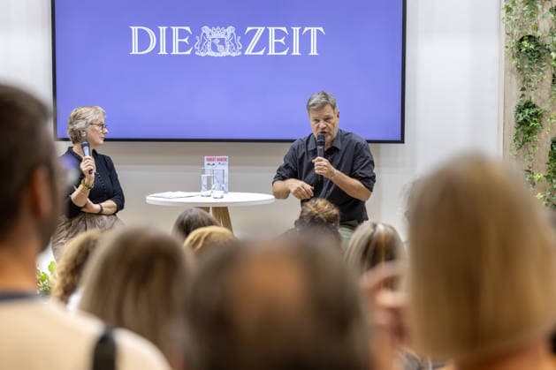 Robert Habeck auf der Frankfurter Buchmesse 2026 08.10.2026: Der ehemalige Bundeswirtschaftsminister und Vizekanzler Robert Habeck (Bündnis 90 Die Grünen) stellt am Donnerstag auf der Bühne der ZEIT im Rahmen der Frankfurter Buchmesse 2026 sein Buch Arctic Meltdown vor. Im Gespräch mit einer Moderatorin spricht Habeck vor Publikum über seine Veröffentlichung. Frankfurt am Main Messe Hessen Deutschland