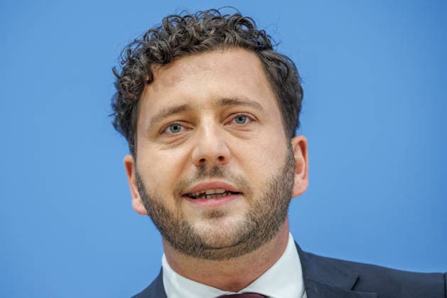 Franziska Brantner, Bundesvorsitzende von Buendnis 90 Die Gruenen und Felix Banaszak, Bundesvorsitzender von Buendnis 90 Die Gruenen im Haus der Bundespressekonferenz Vorstellung des Leitantrages Unser Plan fuer Deutschland Franziska Brantner, Bundesvorsitzende von Buendnis 90 Die Gruenen und Felix Banaszak, Bundesvorsitzender von Buendnis 90 Die Gruenen im Haus der Bundespressekonferenz am 08.10.2026 in Berlin. Felix Banaszak spricht zu den Anwesenden. Berlin Berlin Deutschland Haus der Bundespressekonferenz