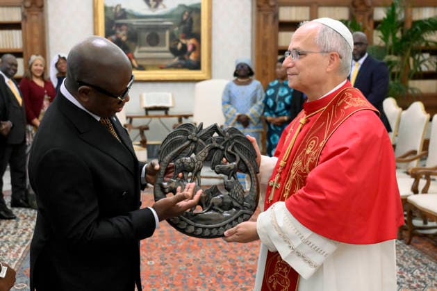 ITALY - POPE - VATICAN-2026 10 8 Italy, Rome, Vatican, 2026 10 8 Pope Leo XIV receives Mr. Julius Maada Bio, President of the Republic of Sierra Leone, in a private audience in Vatican . EDITORIAL USE ONLY - NO BOOKS Copyright: xVATICANxMEDIA xCatholicxPressxPhotox