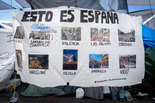 Protesters at Sol Square Stand by Their Demands for Housing Housing Protest at Puerta del Sol, October 8, 2026, in Madrid, Spain. The encampment at Sol has spilled over into the square, and the protesters are maintaining their demands against evictions and exorbitant rents. The Official State Gazette (BOE) published yesterday, October 7, the new version of the housing and rent decrees that the Council of Ministers approved the previous day OCTOBER 8, 2026 A Pé Madrid, Madrid, Spain  Copyright: xA.xPÃ rezxMecax 7828151