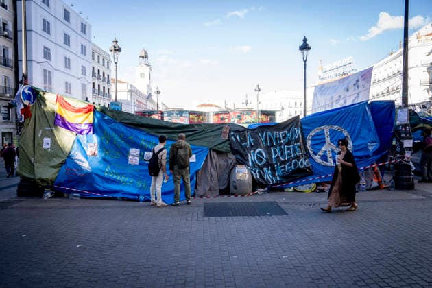 Protesters at Sol Square Stand by Their Demands for Housing Housing Protest at Puerta del Sol, October 8, 2026, in Madrid, Spain. The encampment at Sol has spilled over into the square, and the protesters are maintaining their demands against evictions and exorbitant rents. The Official State Gazette (BOE) published yesterday, October 7, the new version of the housing and rent decrees that the Council of Ministers approved the previous day OCTOBER 8, 2026 A Pé Madrid, Madrid, Spain  Copyright: xA.xPÃ rezxMecax 7828145