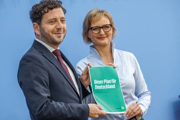 Franziska Brantner, Bundesvorsitzende von Buendnis 90 Die Gruenen und Felix Banaszak, Bundesvorsitzender von Buendnis 90 Die Gruenen im Haus der Bundespressekonferenz Vorstellung des Leitantrages Unser Plan fuer Deutschland Franziska Brantner, Bundesvorsitzende von Buendnis 90 Die Gruenen und Felix Banaszak, Bundesvorsitzender von Buendnis 90 Die Gruenen im Haus der Bundespressekonferenz am 08.10.2026 in Berlin. Berlin Berlin Deutschland Haus der Bundespressekonferenz