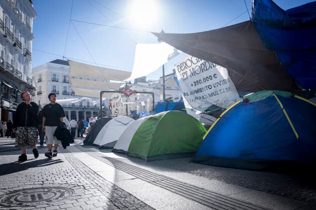 Protesters at Sol Square Stand by Their Demands for Housing Housing Protest at Puerta del Sol, October 8, 2026, in Madrid, Spain. The encampment at Sol has spilled over into the square, and the protesters are maintaining their demands against evictions and exorbitant rents. The Official State Gazette (BOE) published yesterday, October 7, the new version of the housing and rent decrees that the Council of Ministers approved the previous day OCTOBER 8, 2026 A Pé Madrid, Madrid, Spain  Copyright: xA.xPÃ rezxMecax 7828152