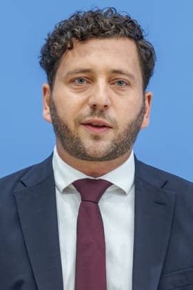 Franziska Brantner, Bundesvorsitzende von Buendnis 90 Die Gruenen und Felix Banaszak, Bundesvorsitzender von Buendnis 90 Die Gruenen im Haus der Bundespressekonferenz Vorstellung des Leitantrages Unser Plan fuer Deutschland Franziska Brantner, Bundesvorsitzende von Buendnis 90 Die Gruenen und Felix Banaszak, Bundesvorsitzender von Buendnis 90 Die Gruenen im Haus der Bundespressekonferenz am 08.10.2026 in Berlin. Felix Banaszak spricht zu den Anwesenden. Berlin Berlin Deutschland Haus der Bundespressekonferenz