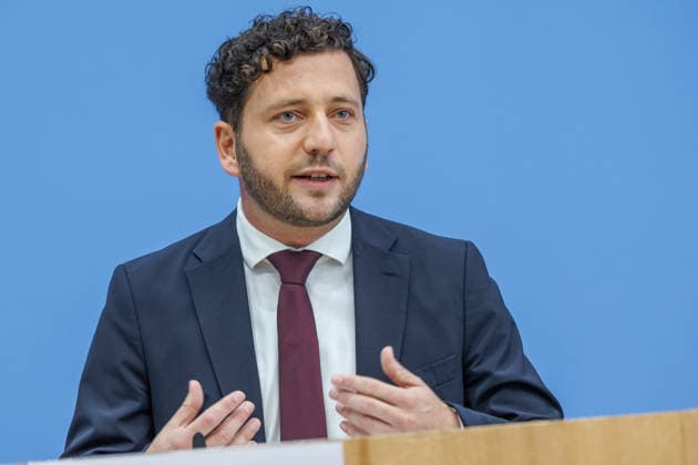 Franziska Brantner, Bundesvorsitzende von Buendnis 90 Die Gruenen und Felix Banaszak, Bundesvorsitzender von Buendnis 90 Die Gruenen im Haus der Bundespressekonferenz Vorstellung des Leitantrages Unser Plan fuer Deutschland Franziska Brantner, Bundesvorsitzende von Buendnis 90 Die Gruenen und Felix Banaszak, Bundesvorsitzender von Buendnis 90 Die Gruenen im Haus der Bundespressekonferenz am 08.10.2026 in Berlin. Felix Banaszak spricht zu den Anwesenden. Berlin Berlin Deutschland Haus der Bundespressekonferenz