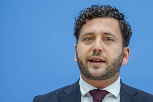 Franziska Brantner, Bundesvorsitzende von Buendnis 90 Die Gruenen und Felix Banaszak, Bundesvorsitzender von Buendnis 90 Die Gruenen im Haus der Bundespressekonferenz Vorstellung des Leitantrages Unser Plan fuer Deutschland Franziska Brantner, Bundesvorsitzende von Buendnis 90 Die Gruenen und Felix Banaszak, Bundesvorsitzender von Buendnis 90 Die Gruenen im Haus der Bundespressekonferenz am 08.10.2026 in Berlin. Felix Banaszak spricht zu den Anwesenden. Berlin Berlin Deutschland Haus der Bundespressekonferenz