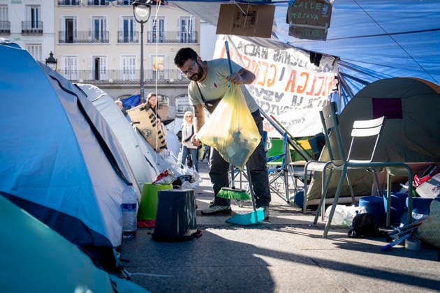 Protesters at Sol Square Stand by Their Demands for Housing Housing Protest at Puerta del Sol, October 8, 2026, in Madrid, Spain. The encampment at Sol has spilled over into the square, and the protesters are maintaining their demands against evictions and exorbitant rents. The Official State Gazette (BOE) published yesterday, October 7, the new version of the housing and rent decrees that the Council of Ministers approved the previous day OCTOBER 8, 2026 A Pé Madrid, Madrid, Spain  Copyright: xA.xPÃ rezxMecax 7828159
