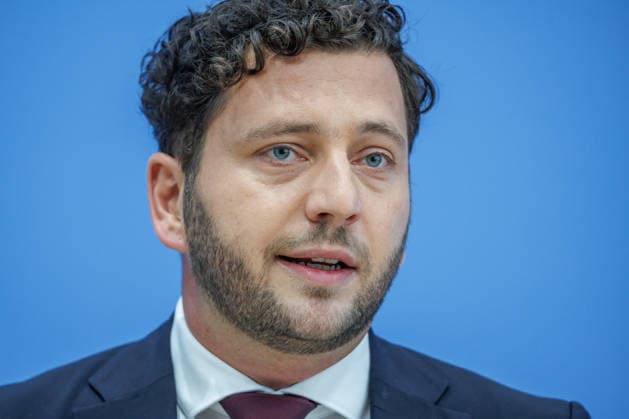 Franziska Brantner, Bundesvorsitzende von Buendnis 90 Die Gruenen und Felix Banaszak, Bundesvorsitzender von Buendnis 90 Die Gruenen im Haus der Bundespressekonferenz Vorstellung des Leitantrages Unser Plan fuer Deutschland Franziska Brantner, Bundesvorsitzende von Buendnis 90 Die Gruenen und Felix Banaszak, Bundesvorsitzender von Buendnis 90 Die Gruenen im Haus der Bundespressekonferenz am 08.10.2026 in Berlin. Felix Banaszak spricht zu den Anwesenden. Berlin Berlin Deutschland Haus der Bundespressekonferenz