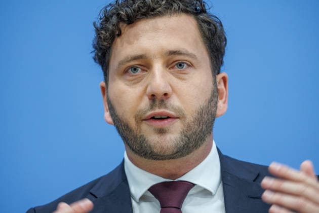 Franziska Brantner, Bundesvorsitzende von Buendnis 90 Die Gruenen und Felix Banaszak, Bundesvorsitzender von Buendnis 90 Die Gruenen im Haus der Bundespressekonferenz Vorstellung des Leitantrages Unser Plan fuer Deutschland Franziska Brantner, Bundesvorsitzende von Buendnis 90 Die Gruenen und Felix Banaszak, Bundesvorsitzender von Buendnis 90 Die Gruenen im Haus der Bundespressekonferenz am 08.10.2026 in Berlin. Felix Banaszak spricht zu den Anwesenden. Berlin Berlin Deutschland Haus der Bundespressekonferenz